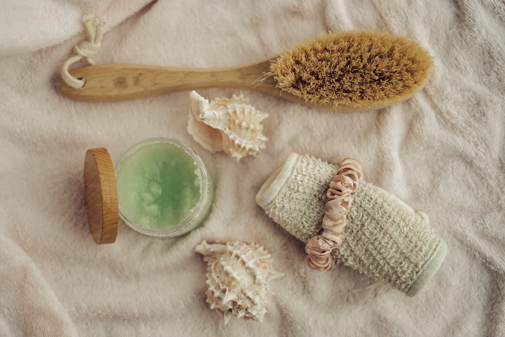 un cepillo de madera y una taza de té verde en una cama