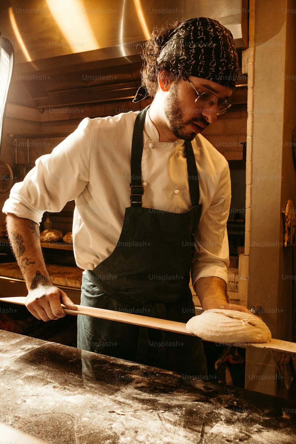 Un uomo che indossa un grembiule e cucina in una cucina