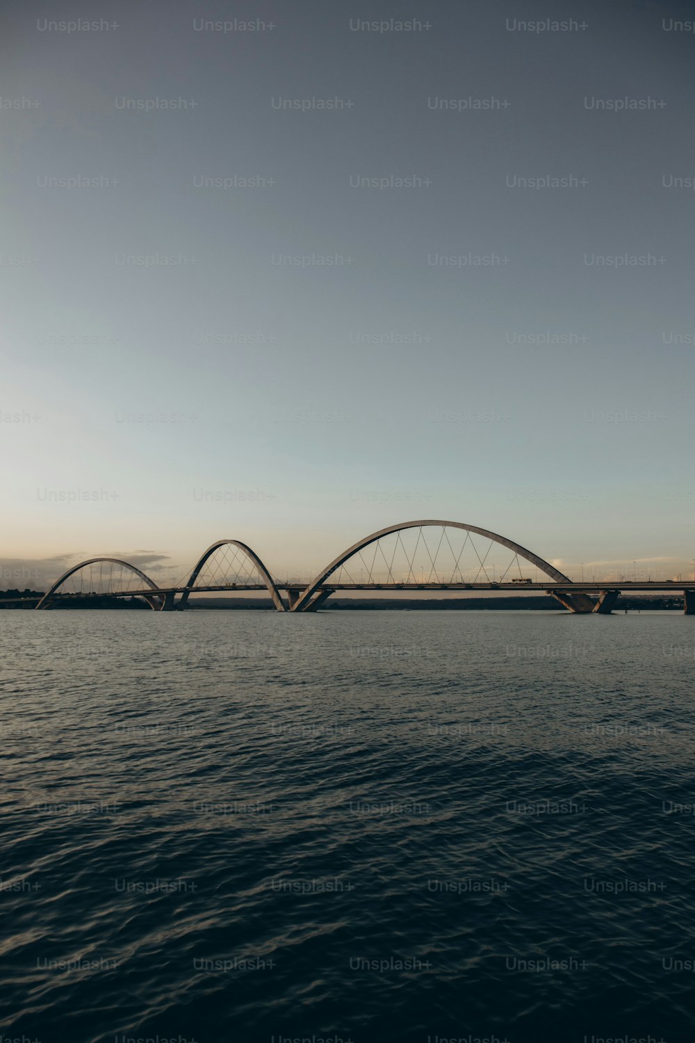 uma grande ponte sobre um grande corpo de água