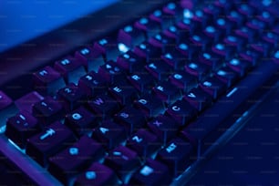 青い背景のキーボードのクローズア�ップ