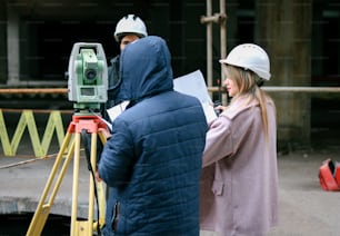 Una donna in piedi accanto a un uomo con una macchina fotografica