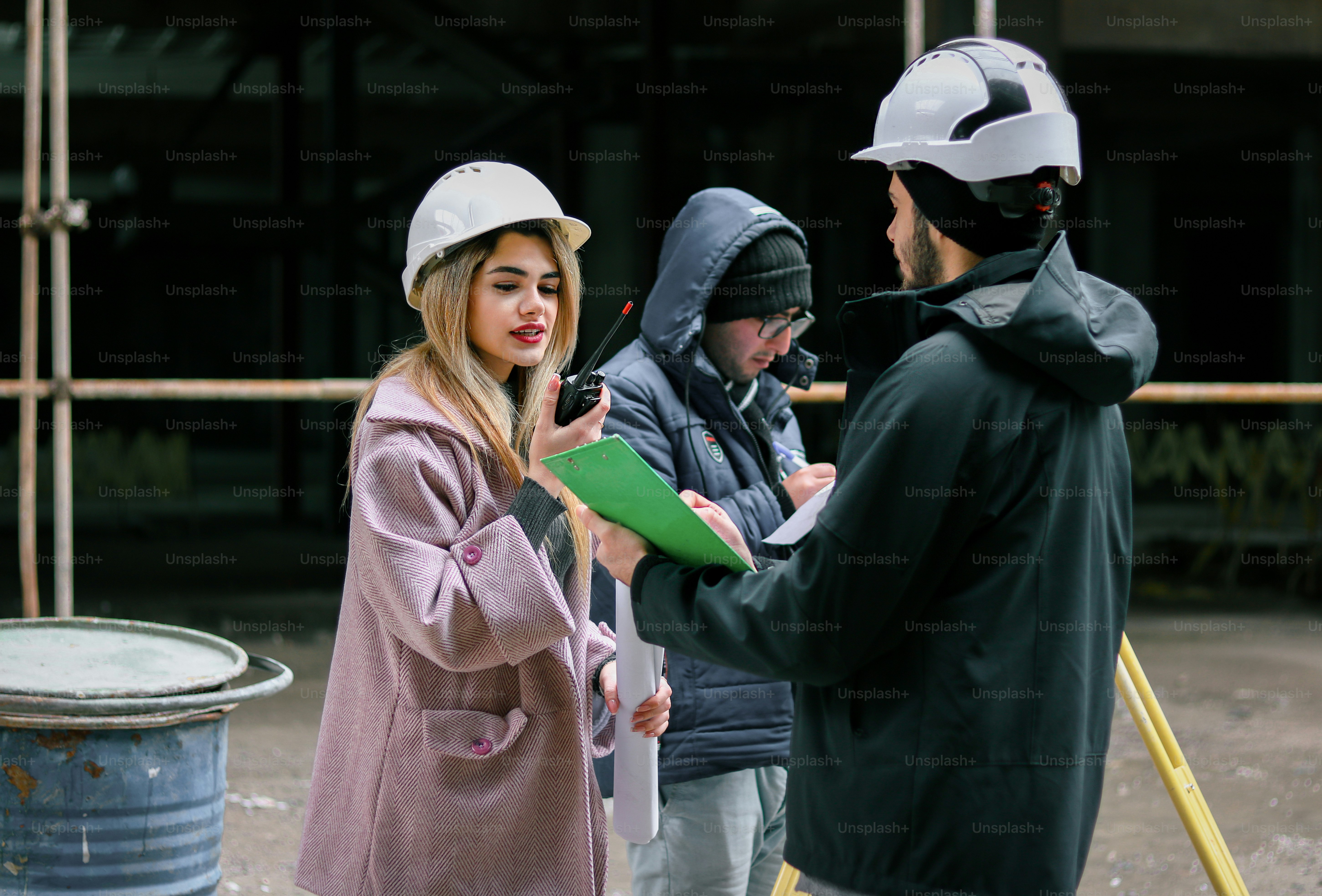 un gruppo di persone in piedi l'una intorno all'altra