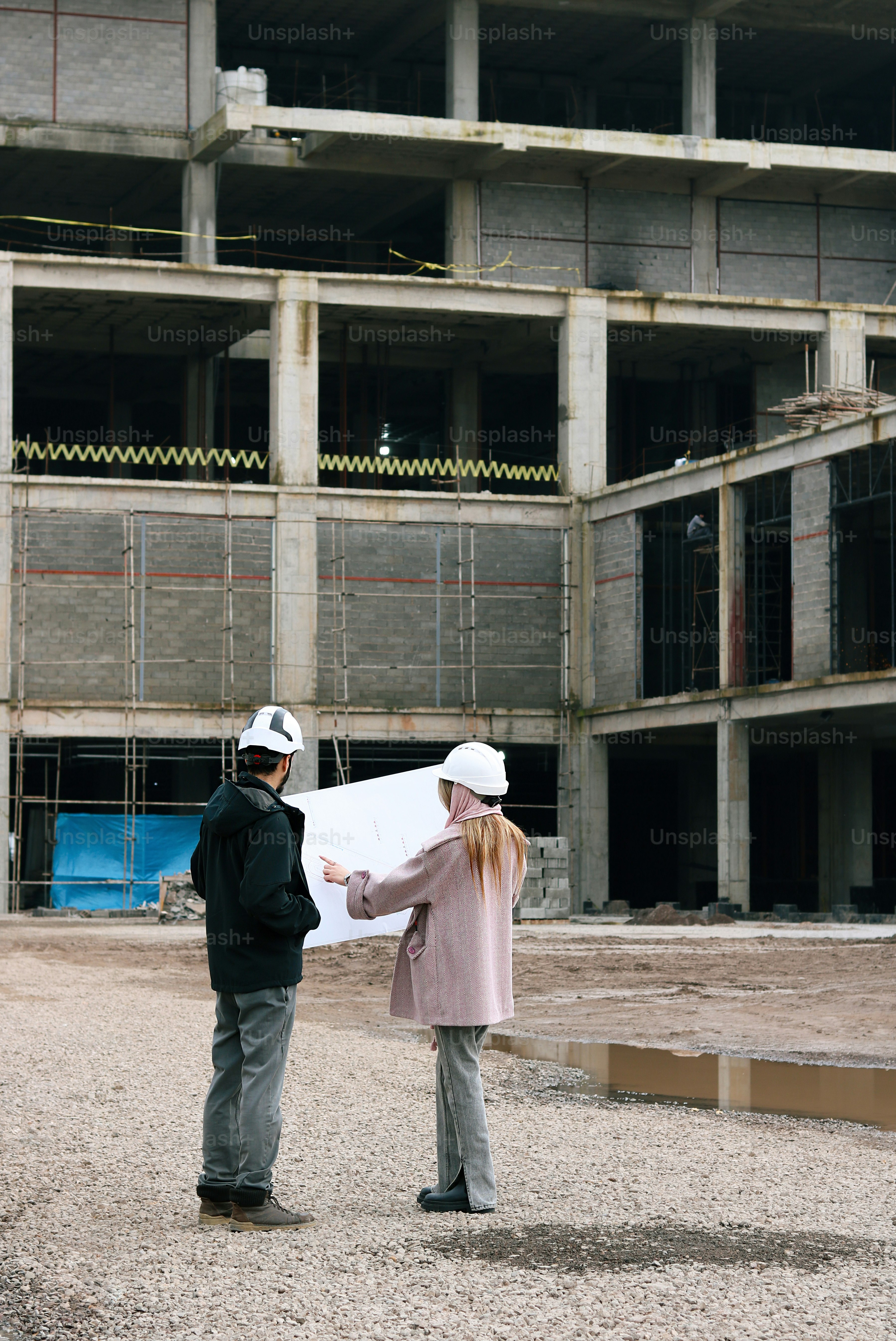 Ein Mann und eine Frau stehen vor einem Gebäude