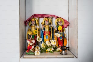 Un gruppo di statue di divinità indù in una nicchia
