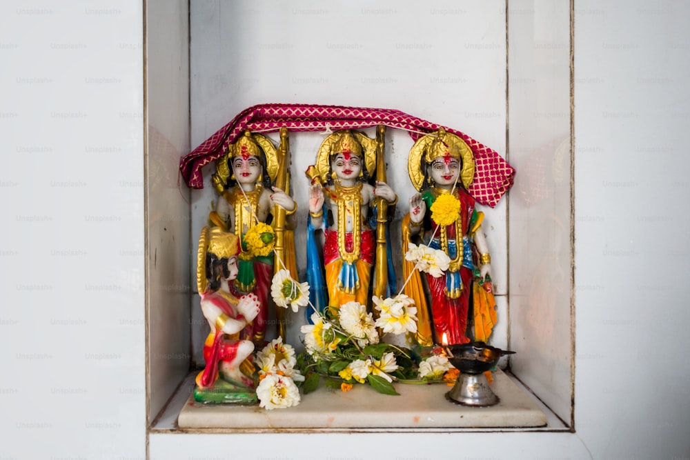 Eine Gruppe von Statuen hinduistischer Gottheiten in einer Nische