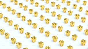 Un grande gruppo di oggetti d'oro su una superficie bianca
