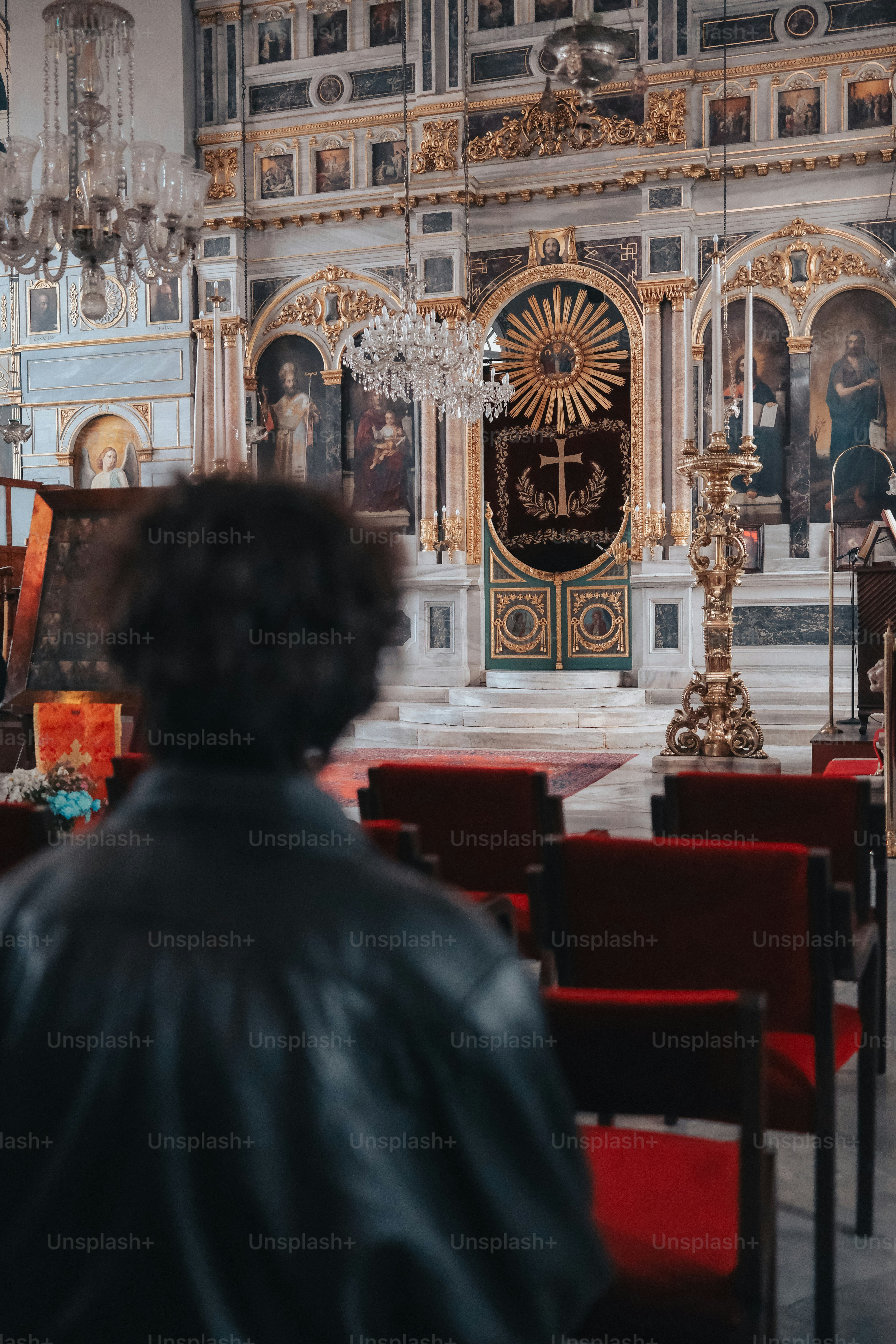 Ein Mann spielt Klavier in einer Kirche