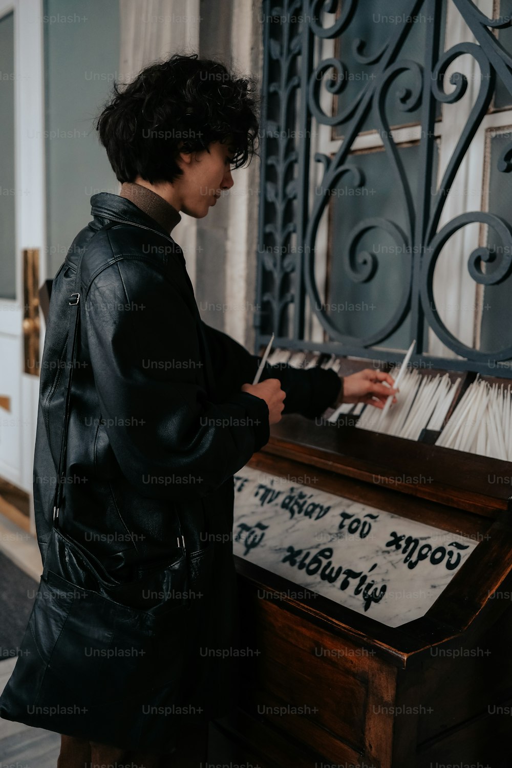 uma mulher de pé ao lado de um piano com escrita sobre ele