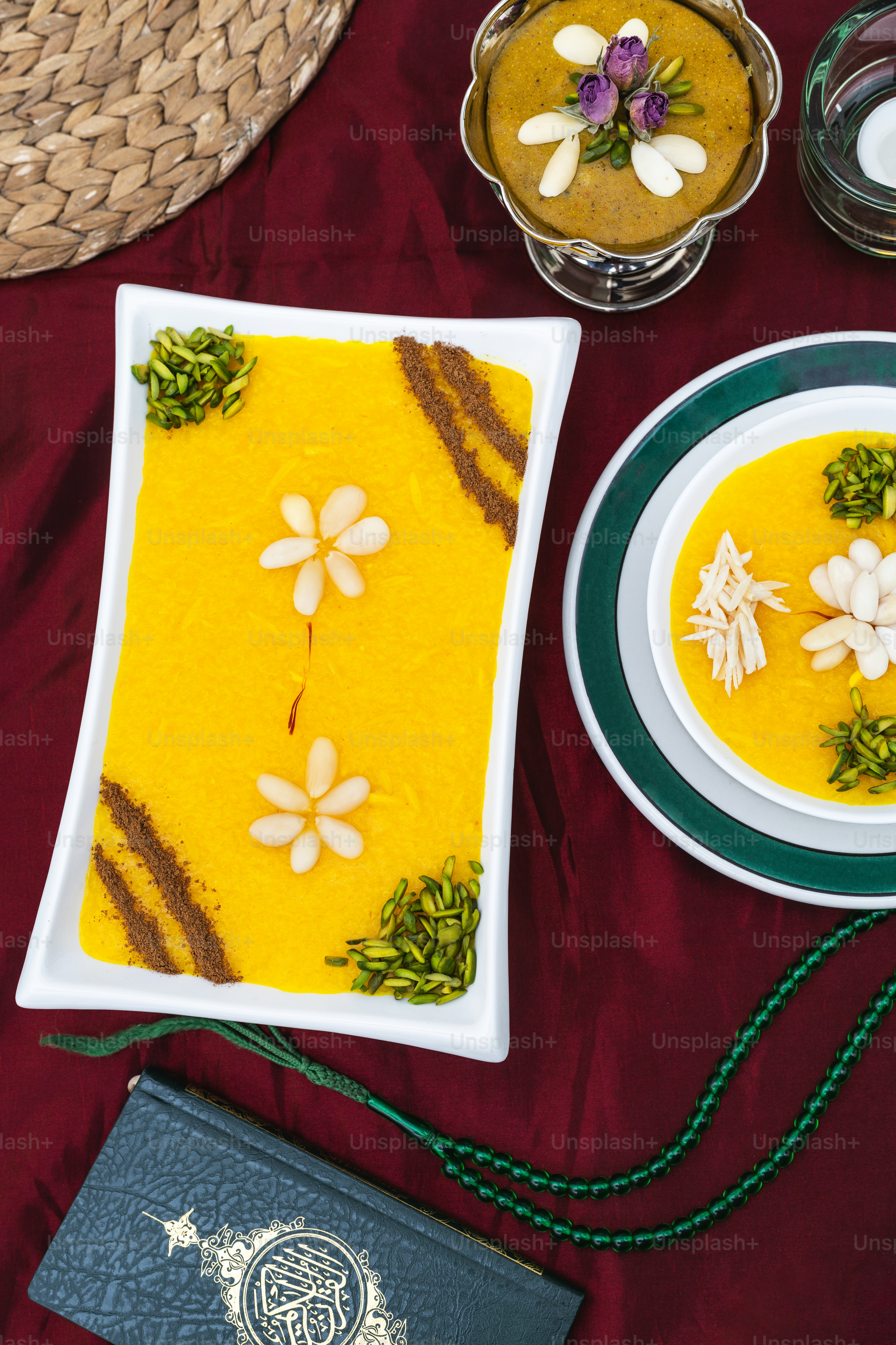 une table garnie de bols de soupe et d’assiettes de nourriture