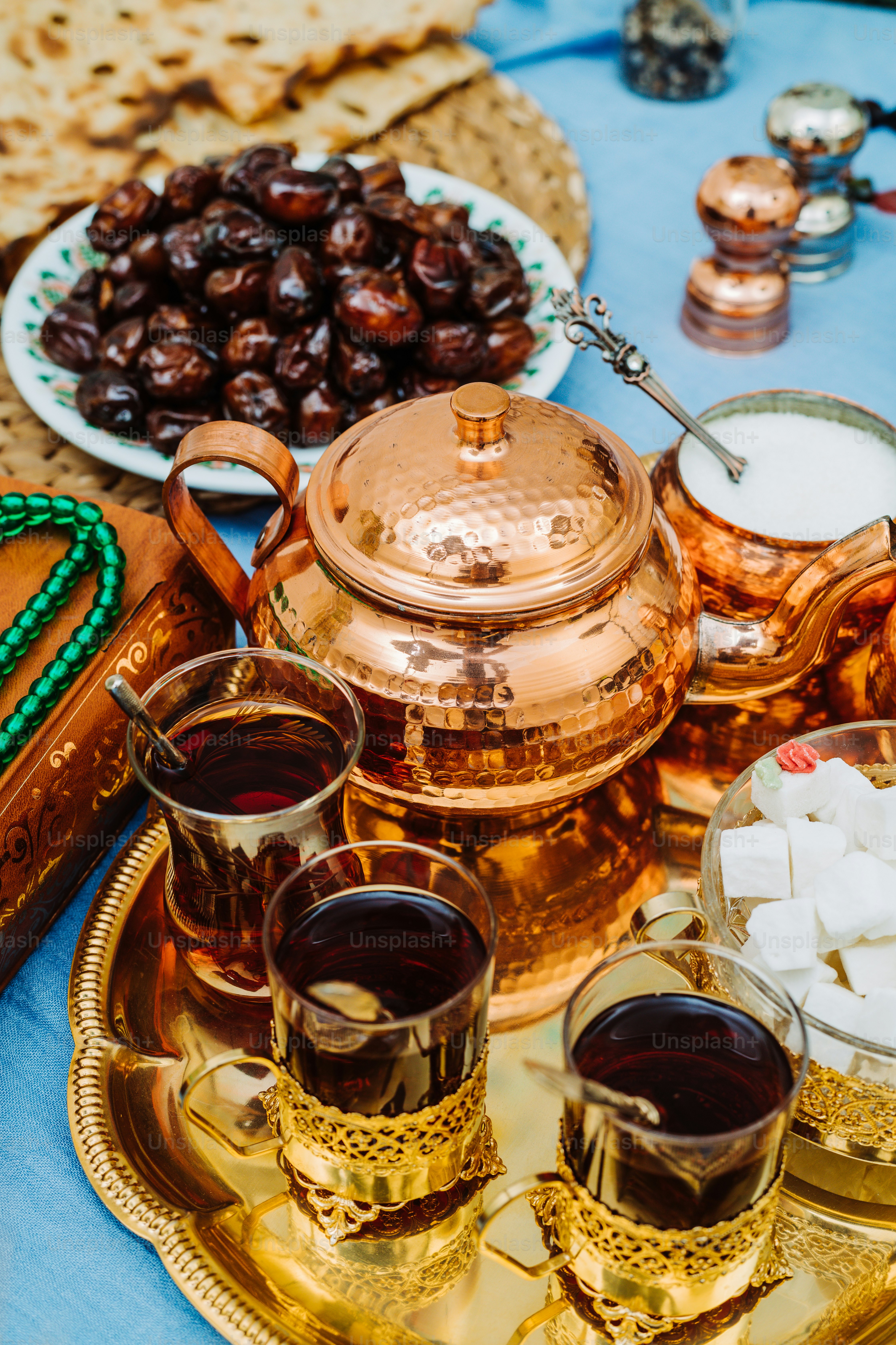 a table topped with a tray of food and drinks