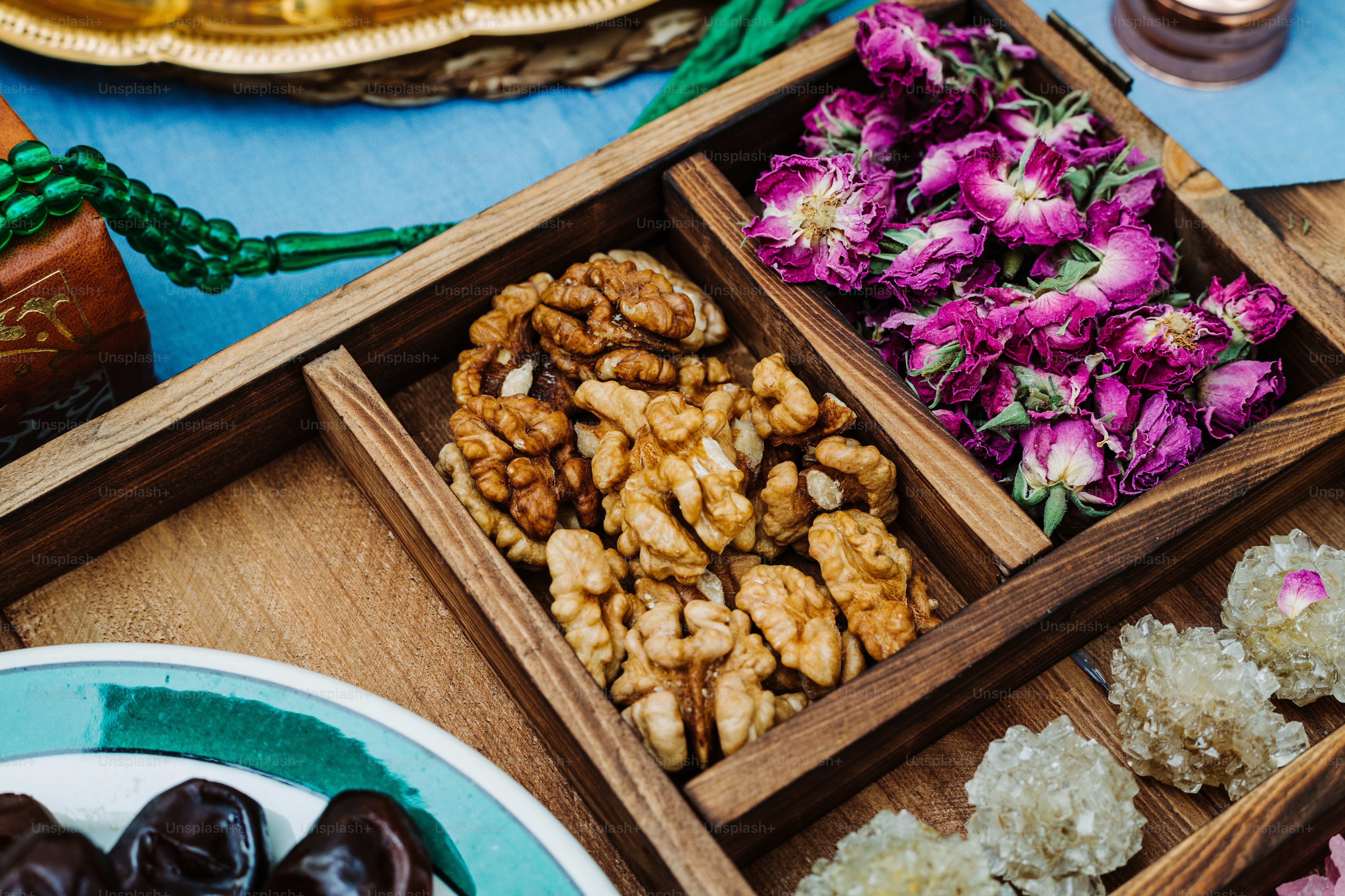 Foto zum Thema Eine Holzkiste gefüllt mit Nüssen und Blumen – Bild zu ...