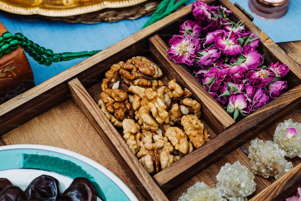 Una caja de madera llena de nueces y flores