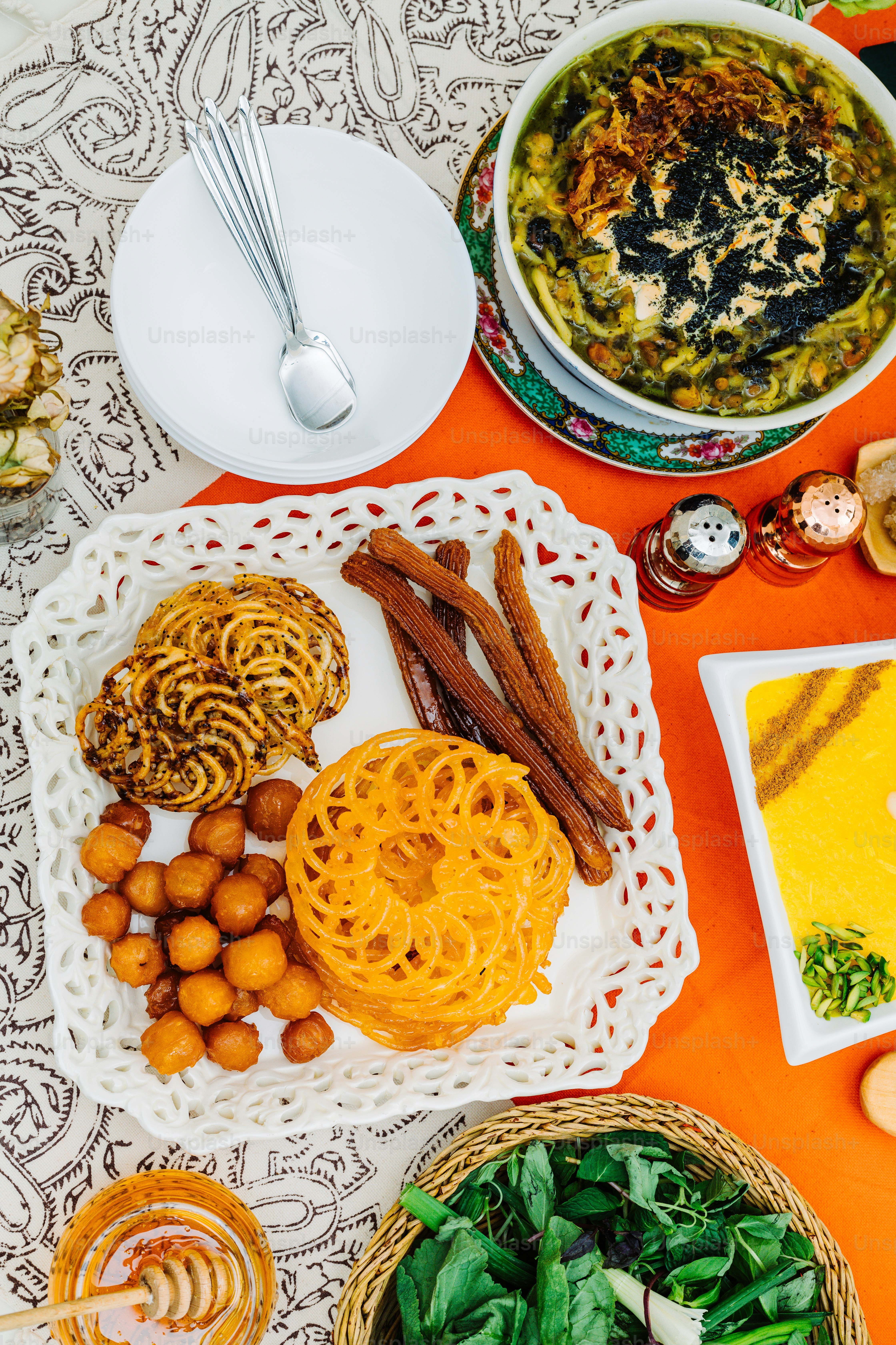 une table surmontée d’assiettes et de bols de nourriture