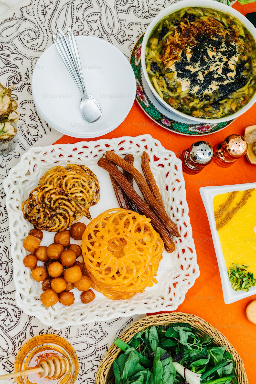 une table surmontée d’assiettes et de bols de nourriture