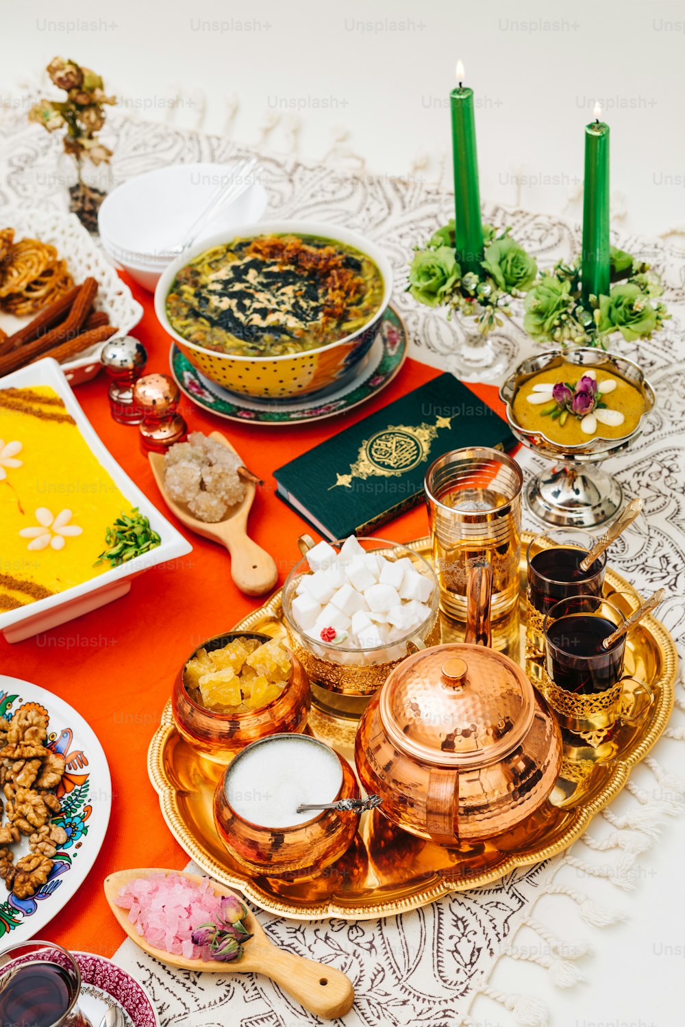 uma mesa coberta com pratos de comida e velas