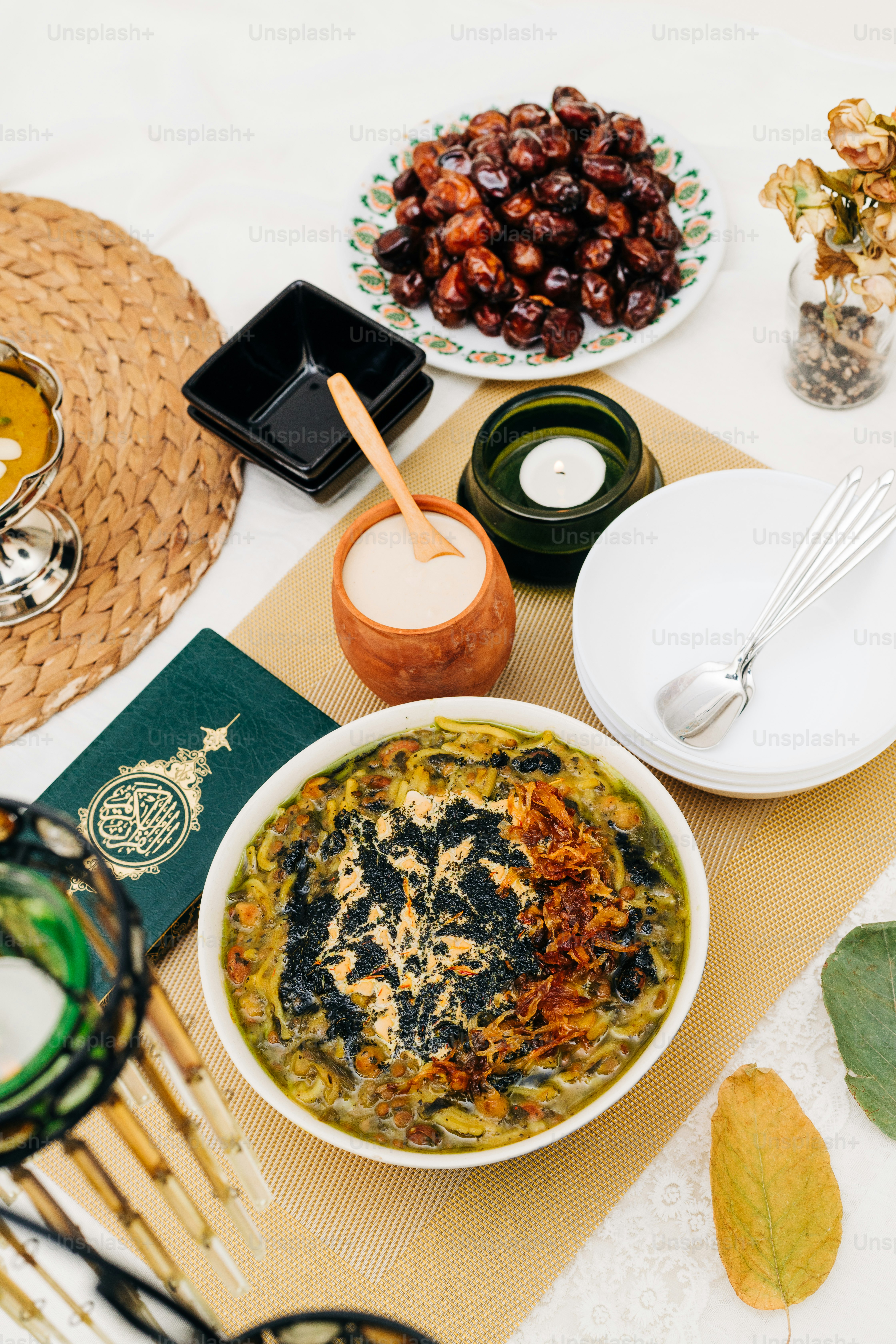 une table surmontée d’assiettes et de bols de nourriture