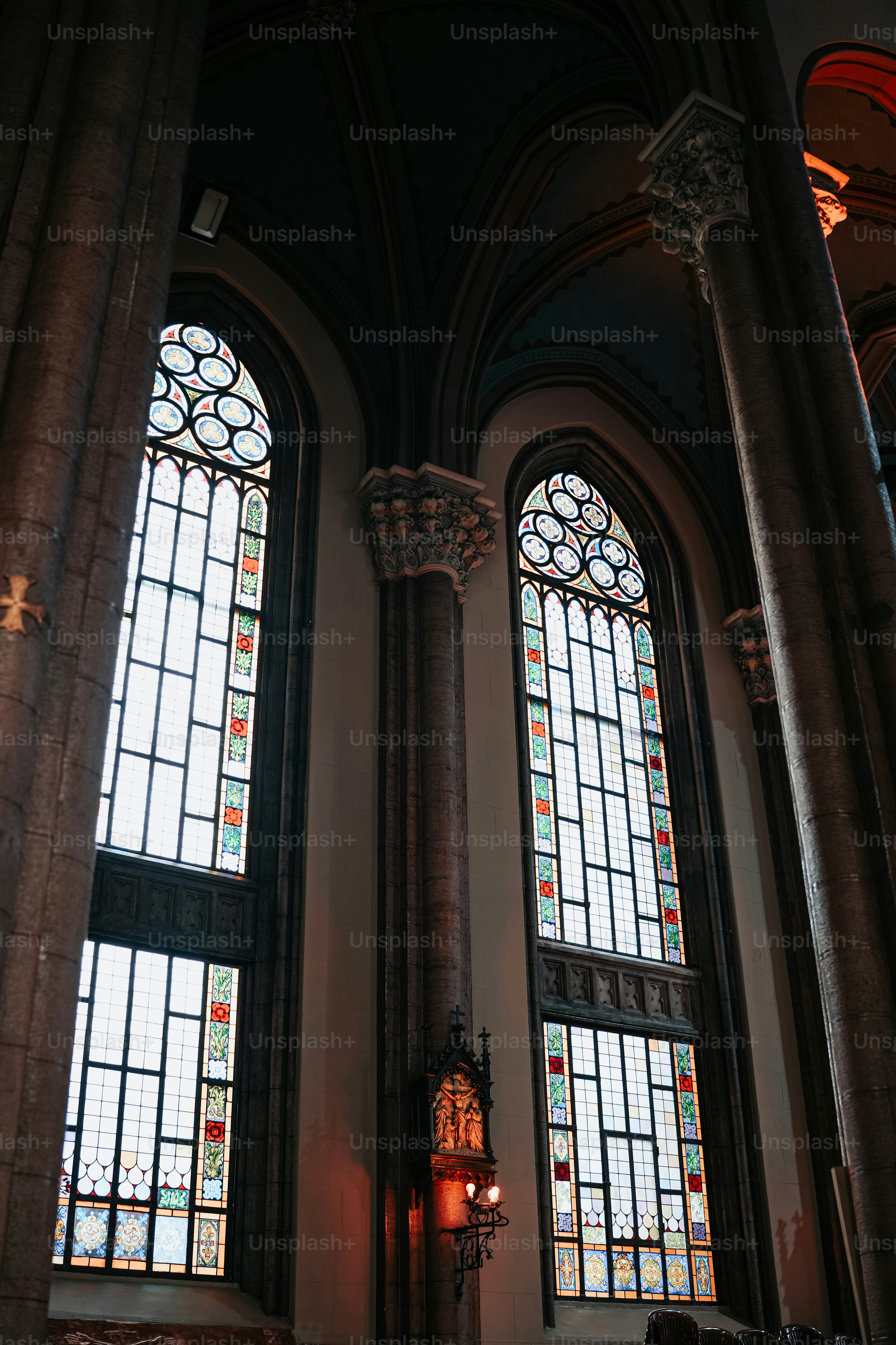 大きな建物の2つのステンドグラスの窓