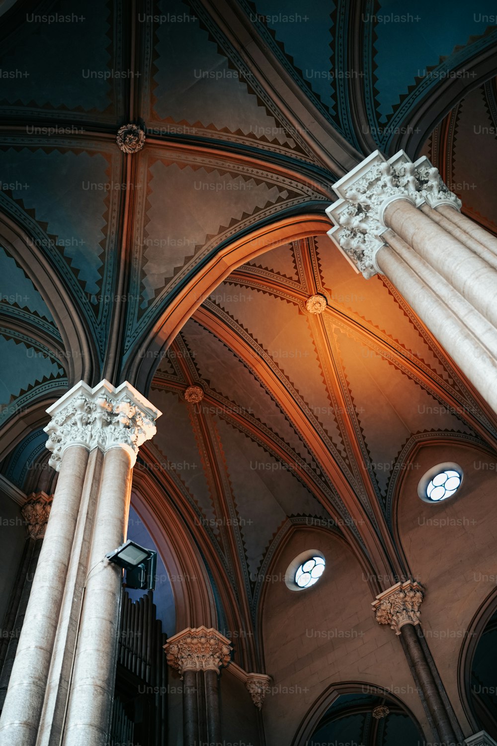 Il soffitto di una grande cattedrale con un orologio su di esso