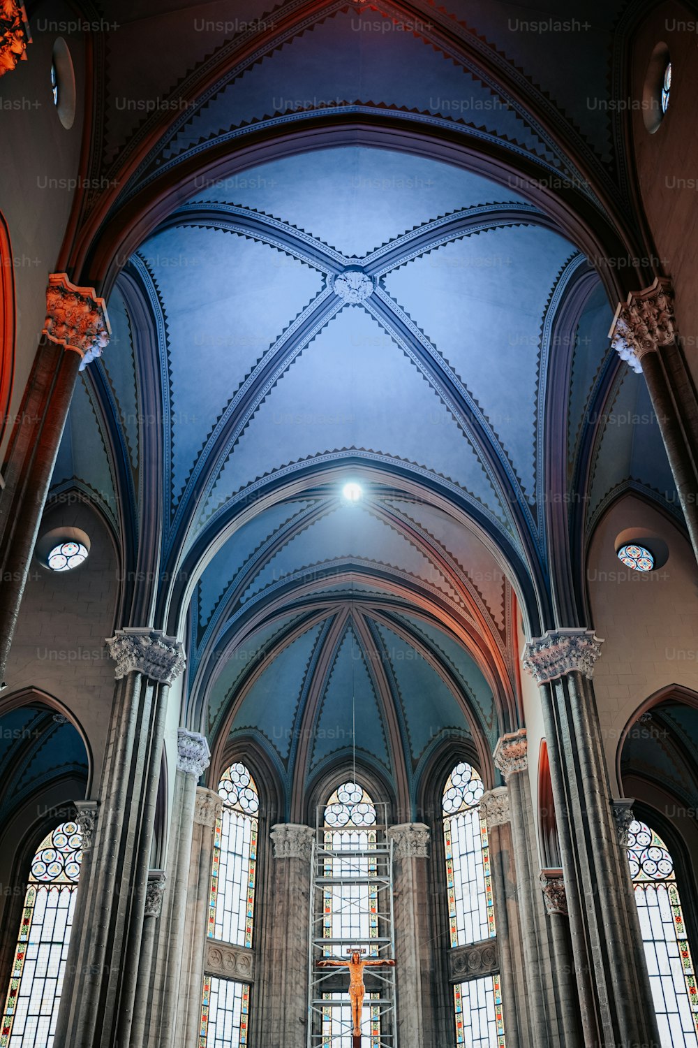 높은 아치형 천장과 스테인드 글라스 창문이있는 대형 성당