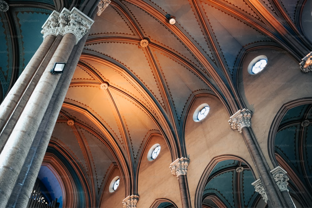 o teto de uma grande catedral com muitas janelas