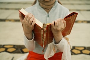 Una donna tiene un libro tra le mani
