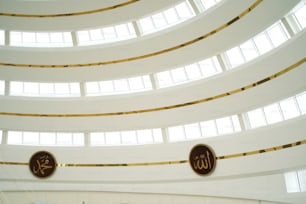 o teto de um grande edifício com dois sinais circulares acima dele