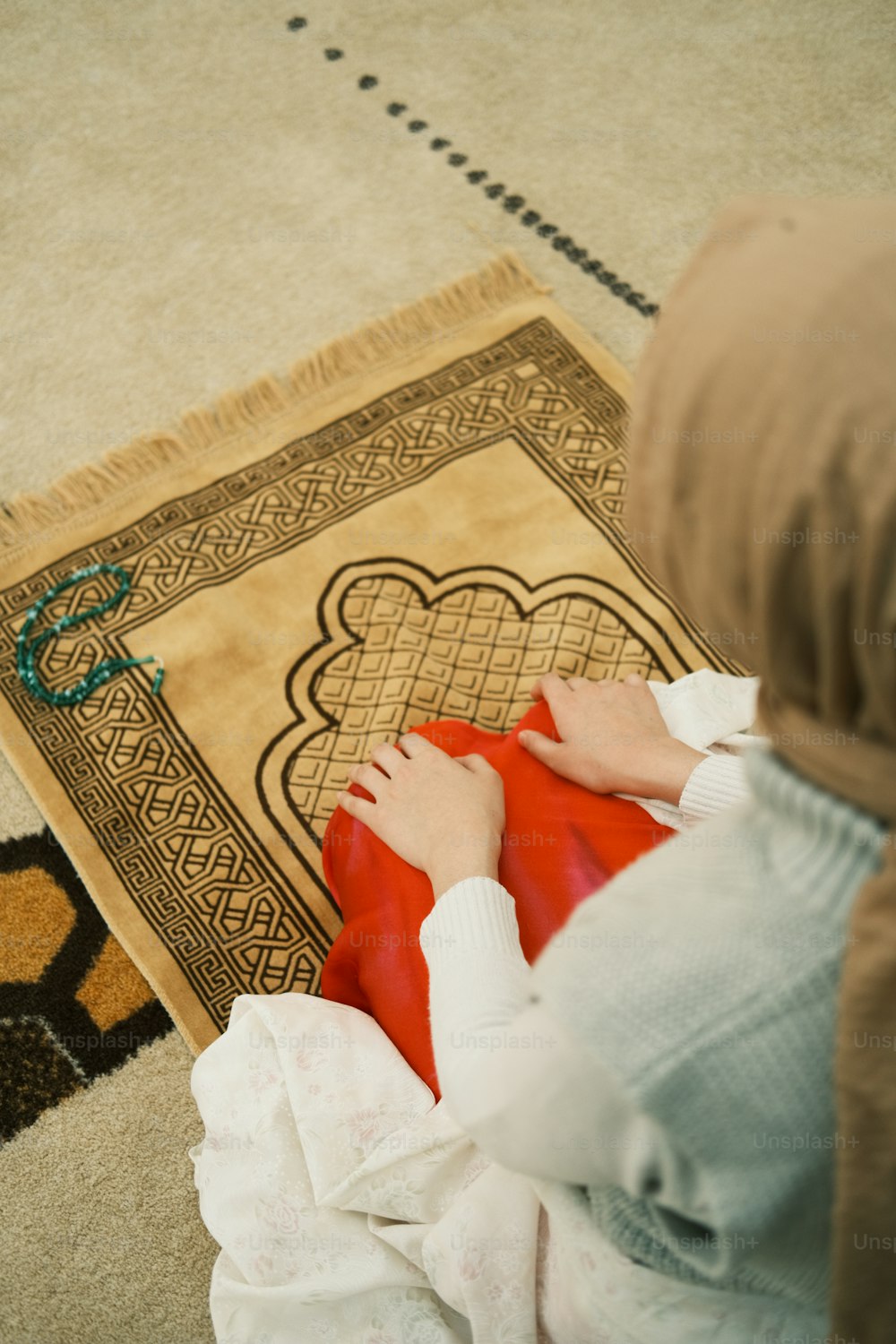 uma criança está sentada em um tapete no chão