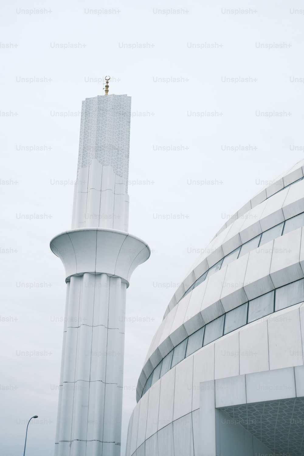 背の高い塔を背景にした大きな白い建物