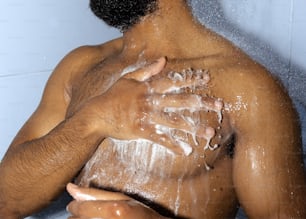 Un homme se lave les mains sous la douche