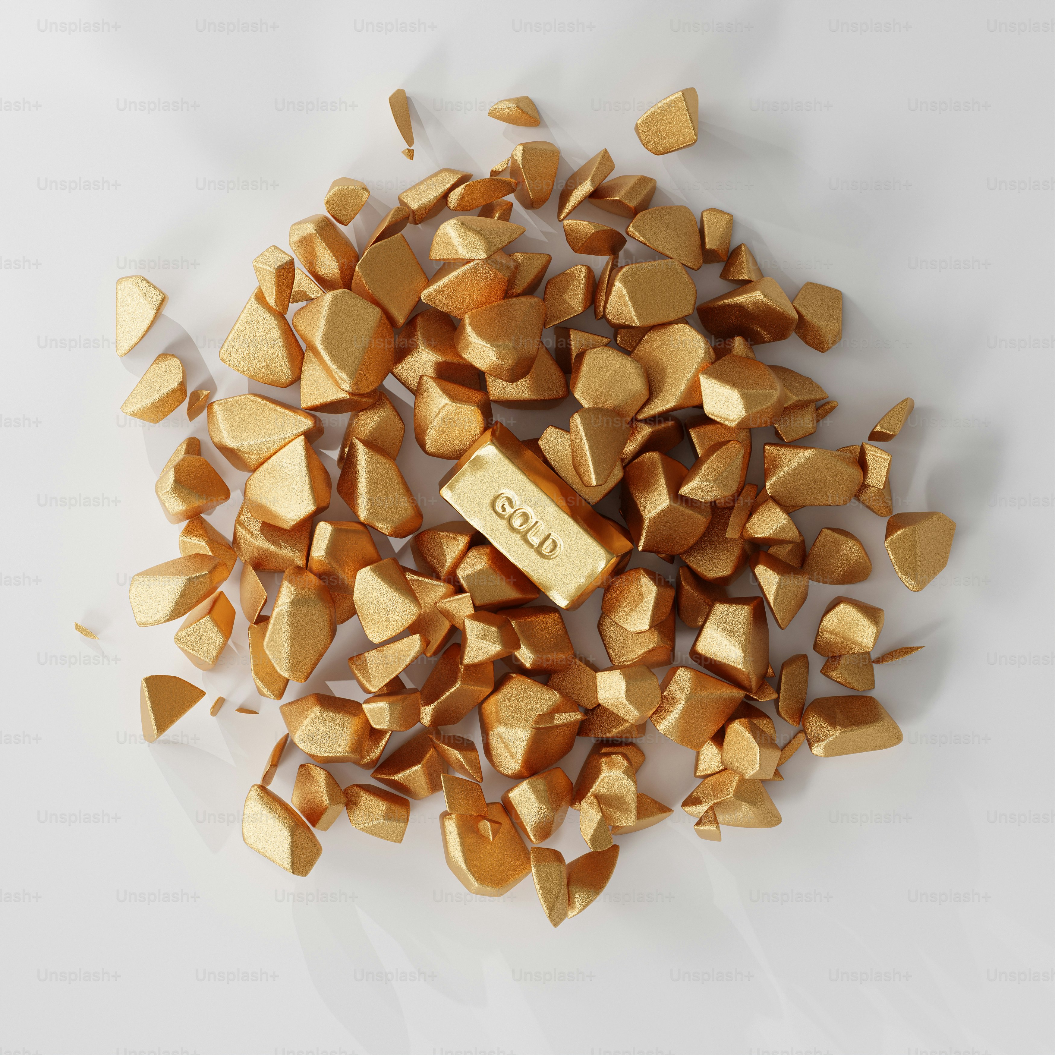 une pile de cubes d’or assis sur une table blanche