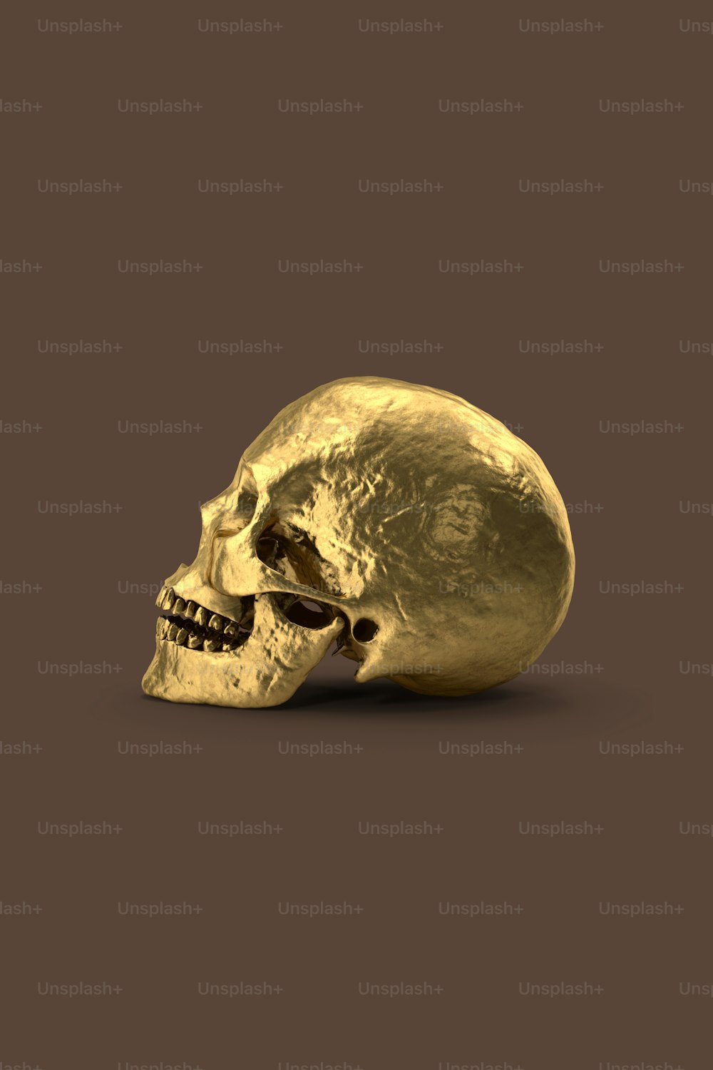 um crânio de ouro em um fundo marrom