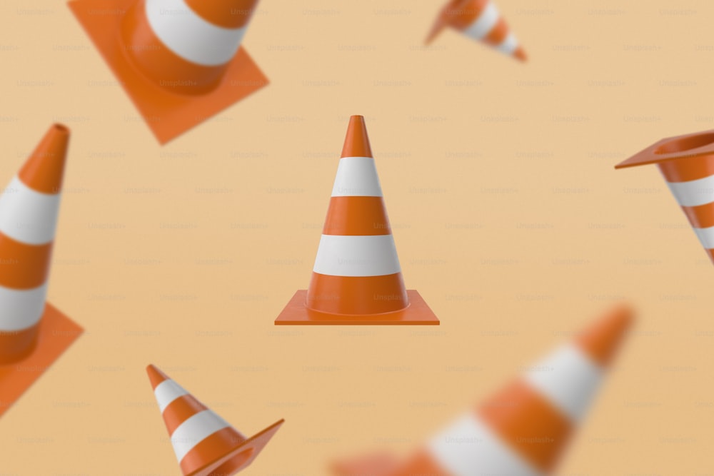 um grupo de cones de tráfego laranja e branco