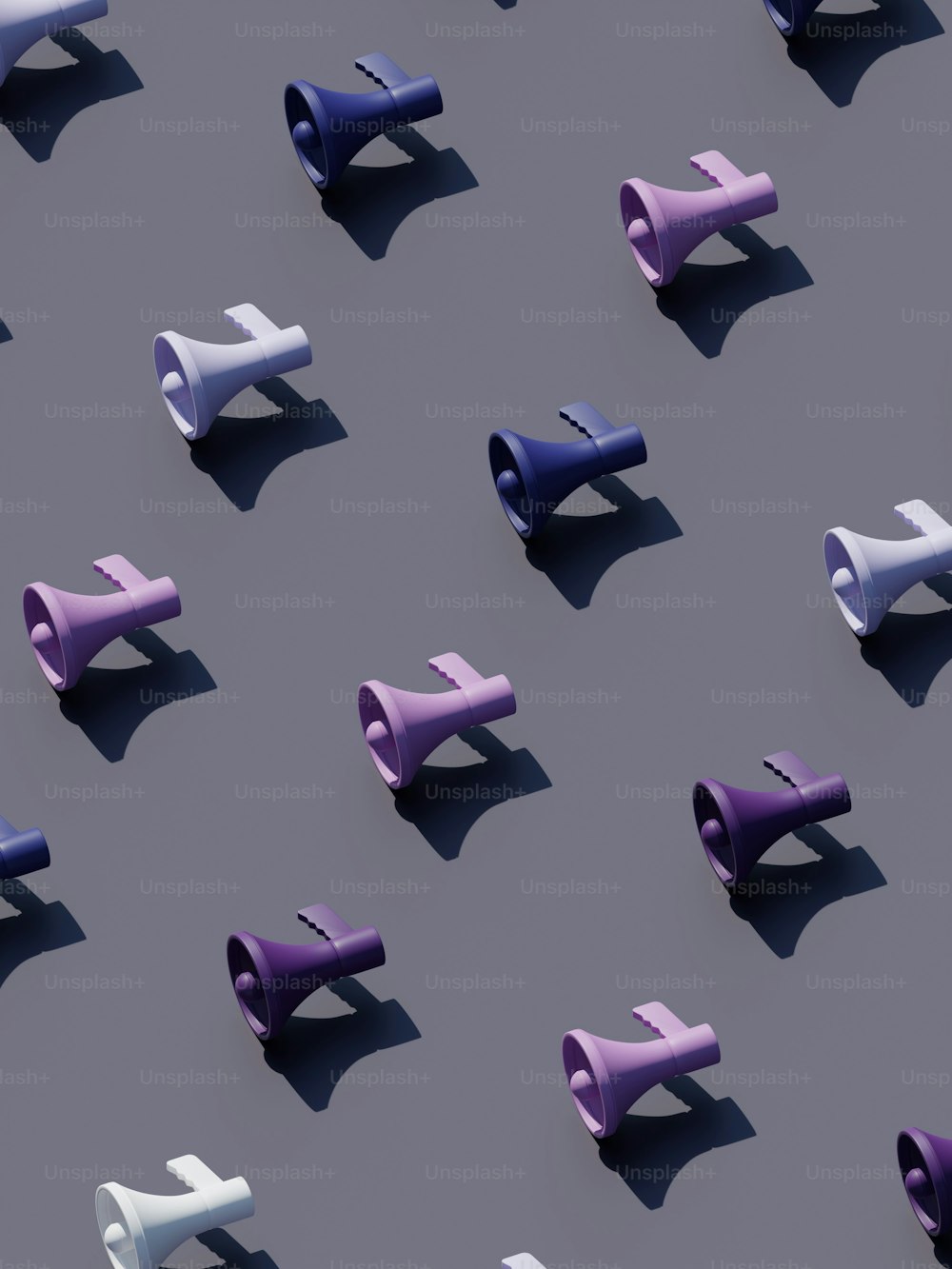 Un grupo de objetos púrpuras y blancos sobre una superficie gris