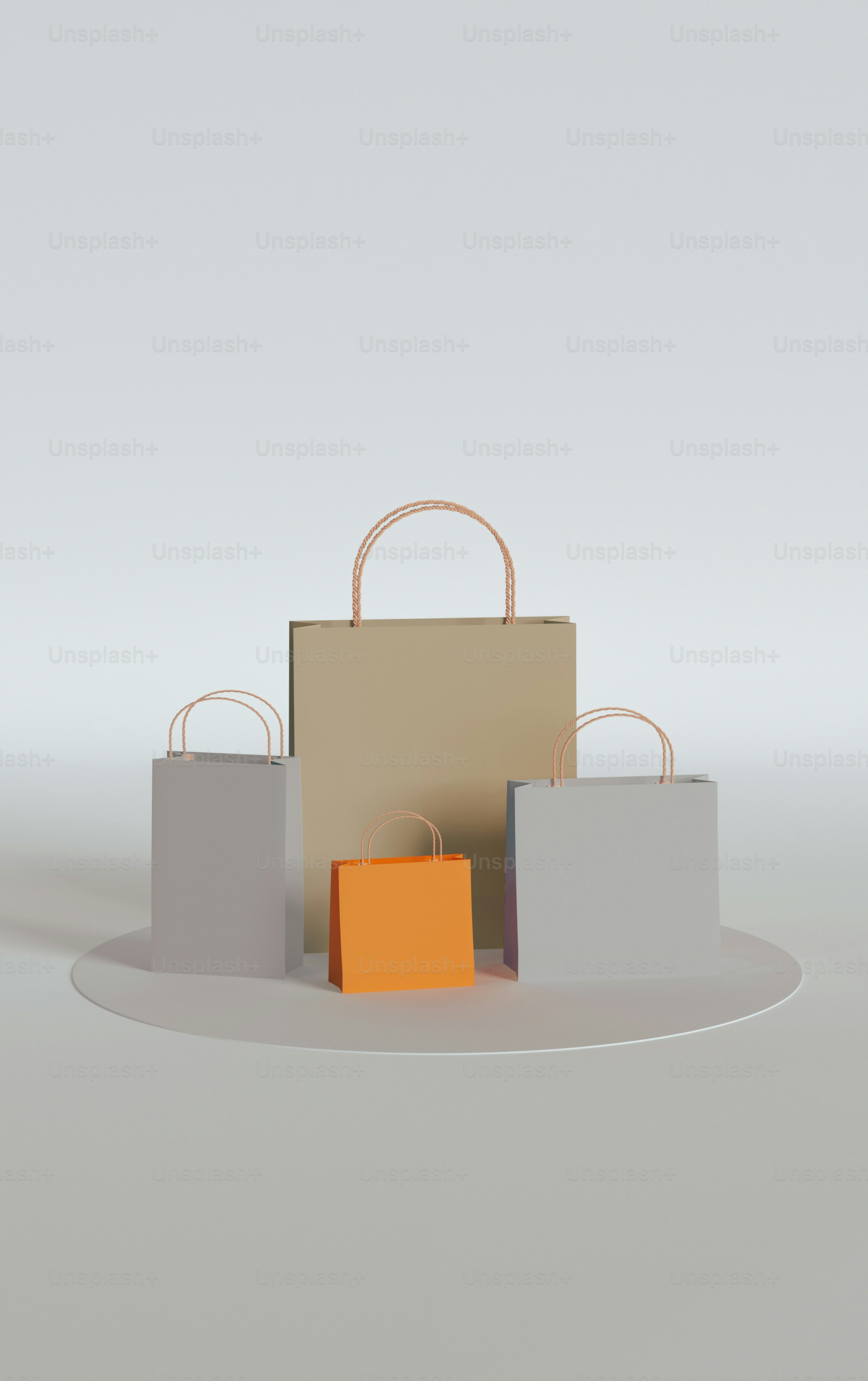 Un grupo de bolsas sentadas una encima de la otra