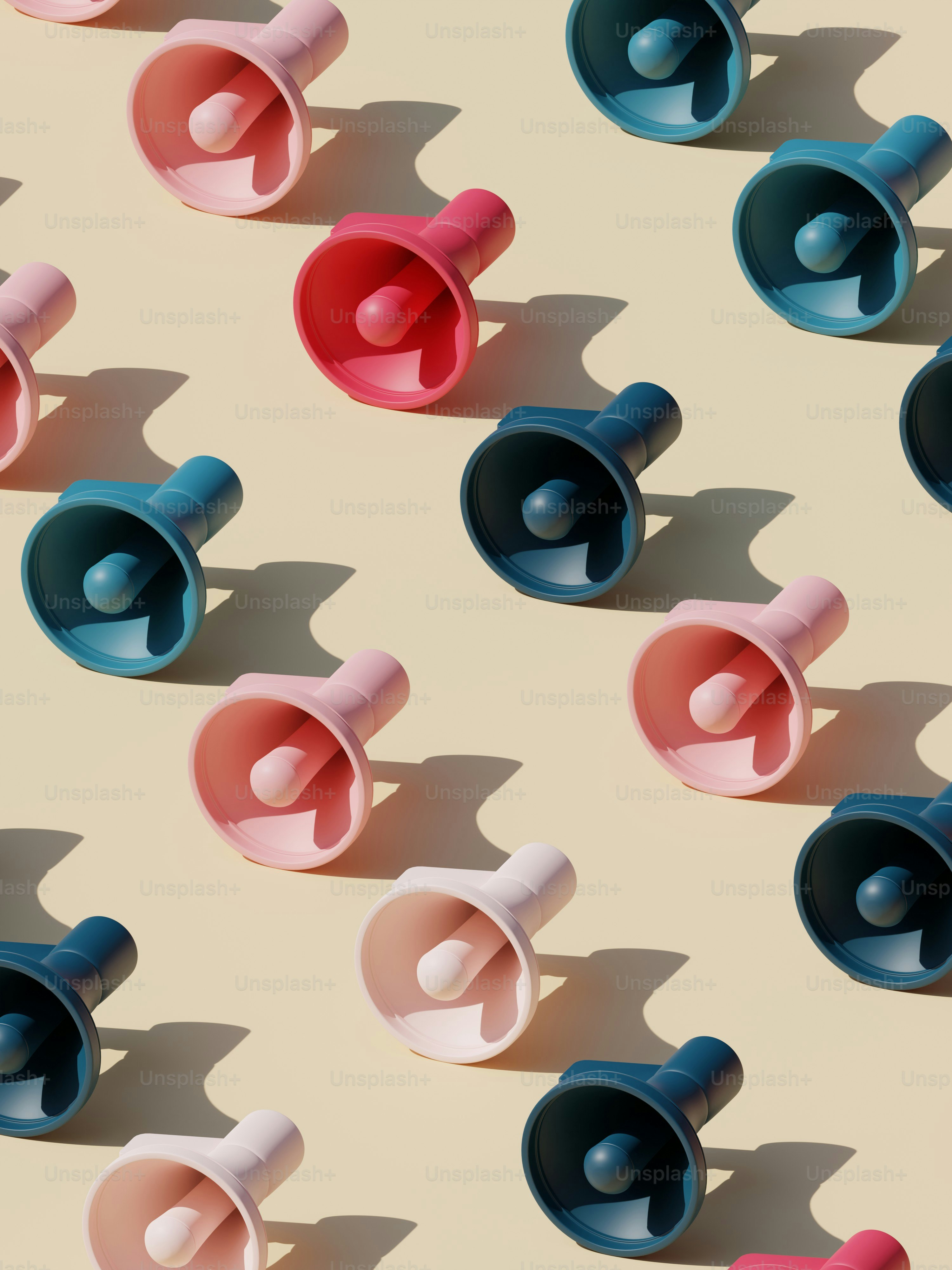 um grupo de copos sentados em cima de uma mesa