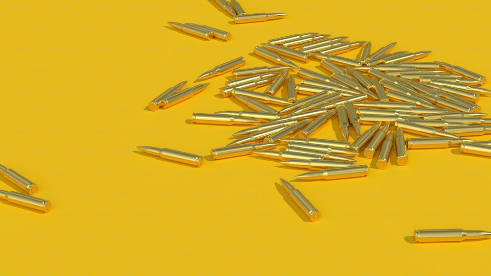 노란색 배경에 흩어져있는 총알 껍질 무리