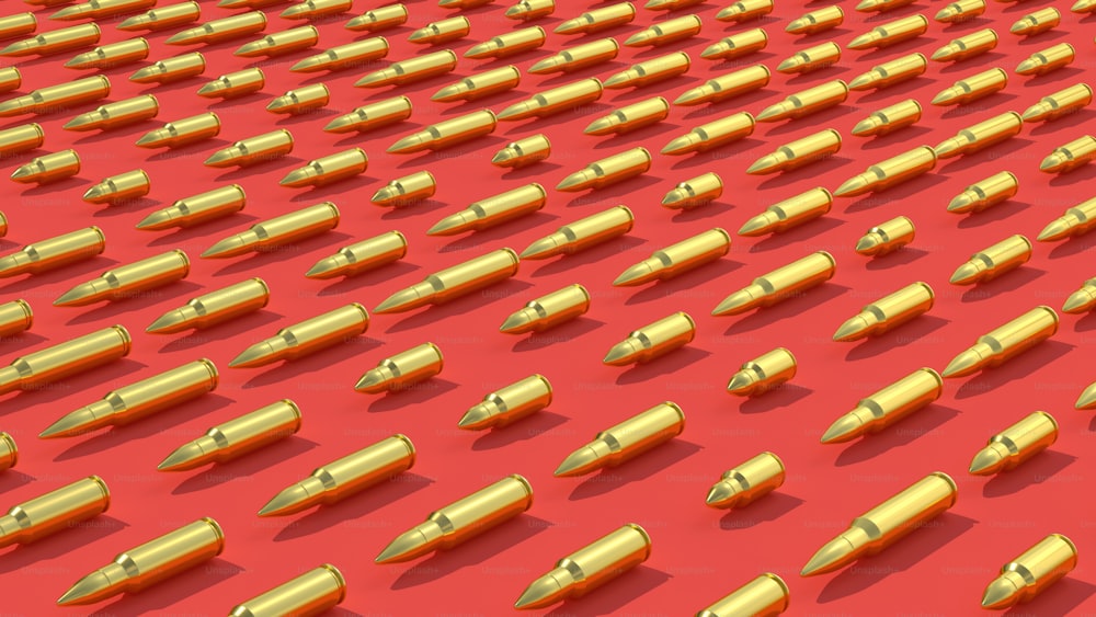 um monte de objetos semelhantes a balas em uma superfície vermelha