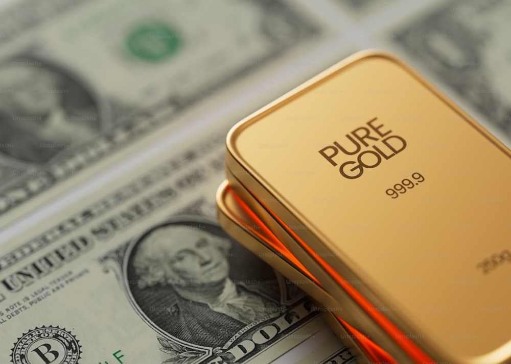 uma barra de ouro sentada em cima de uma pilha de dinheiro