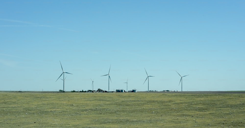 um grupo de turbinas eólicas em um campo