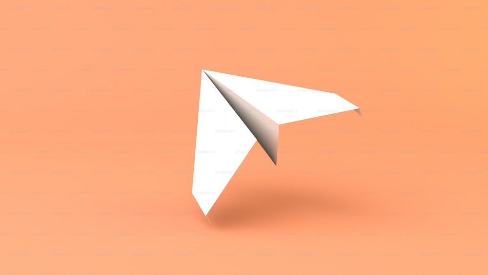 Ein weißes Papierflugzeug auf orangefarbenem Hintergrund