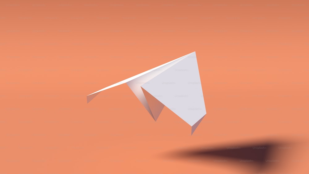 Ein weißes Papierflugzeug fliegt durch die Luft