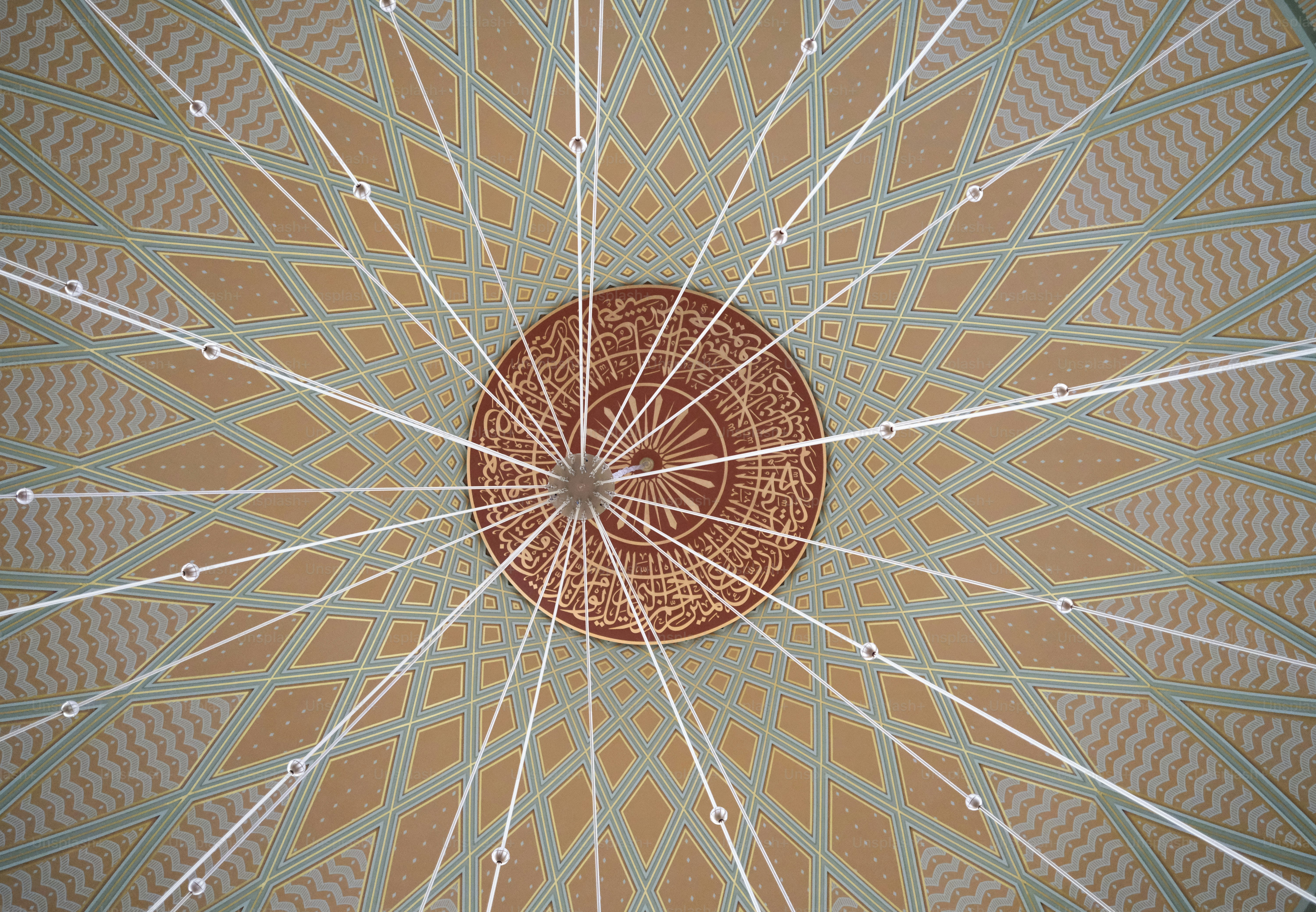 Nahaufnahme einer dekorativen Decke mit Linien