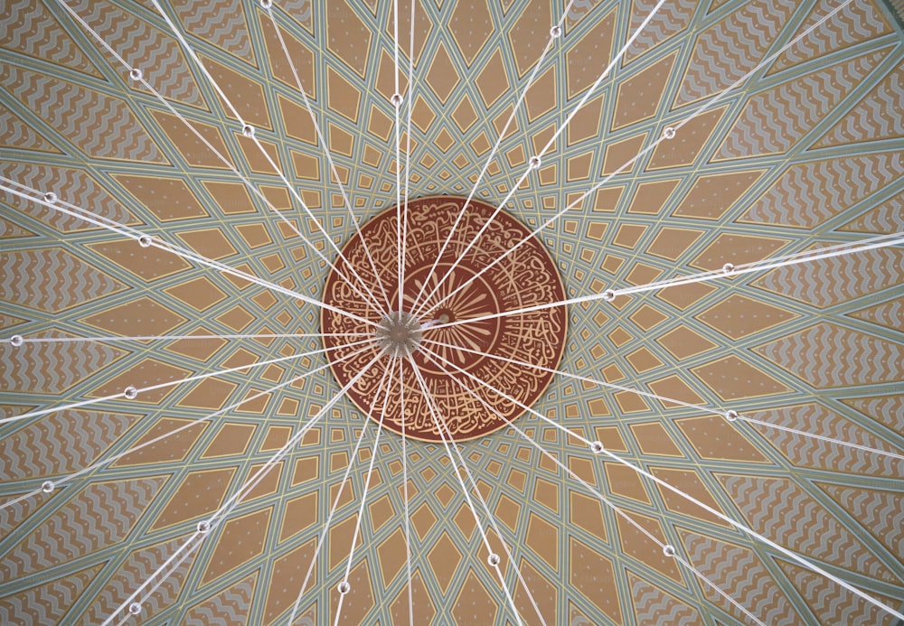 um close up de um teto decorativo com linhas