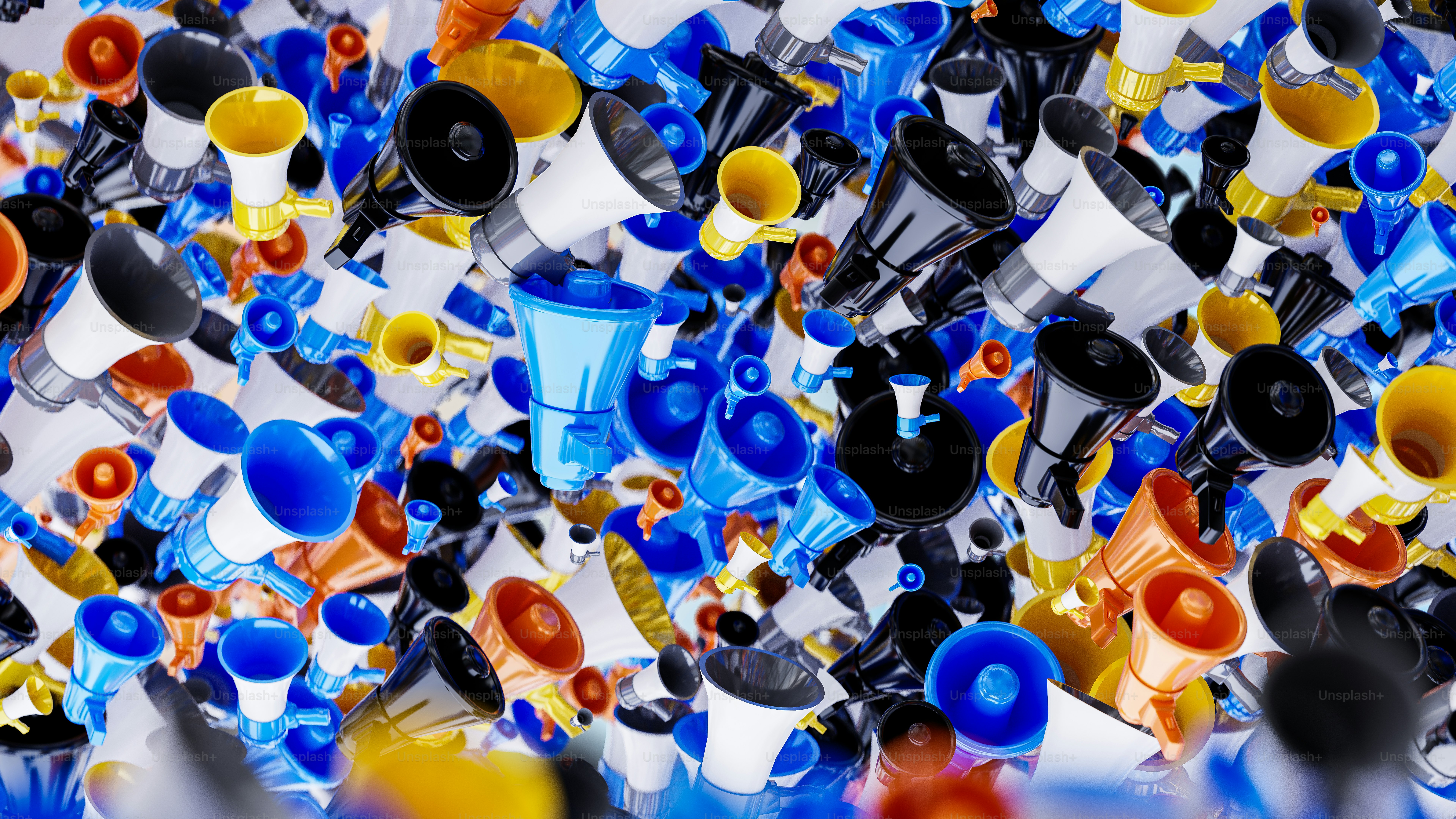 Un montón de tazas de diferentes colores en una mesa