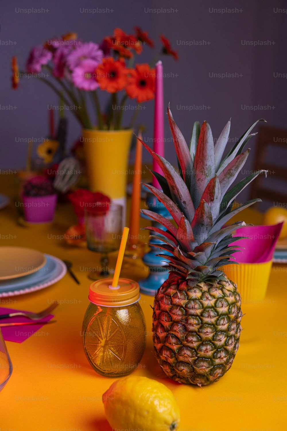 un ananas assis sur une table jaune