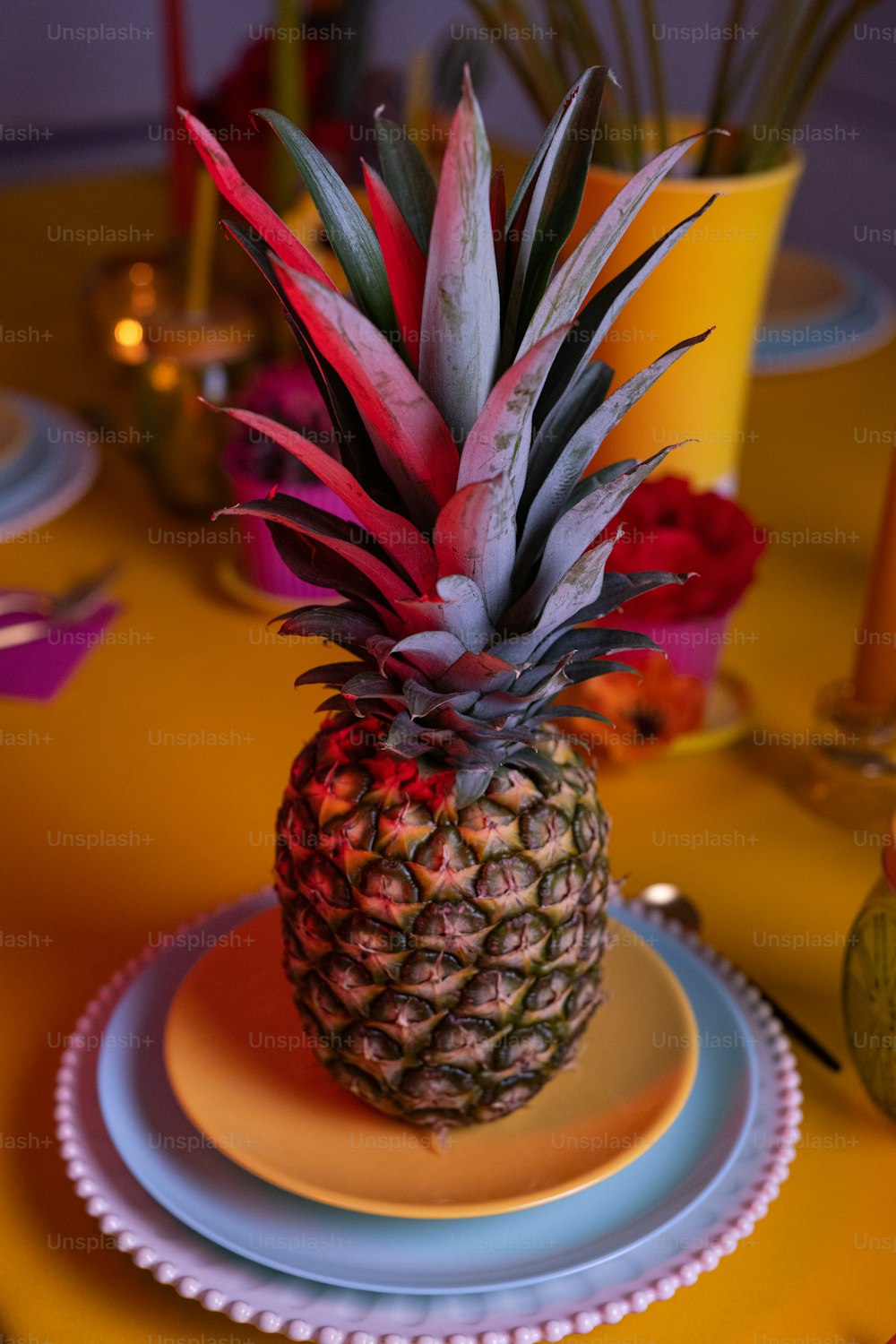 una piña sentada en un plato sobre una mesa