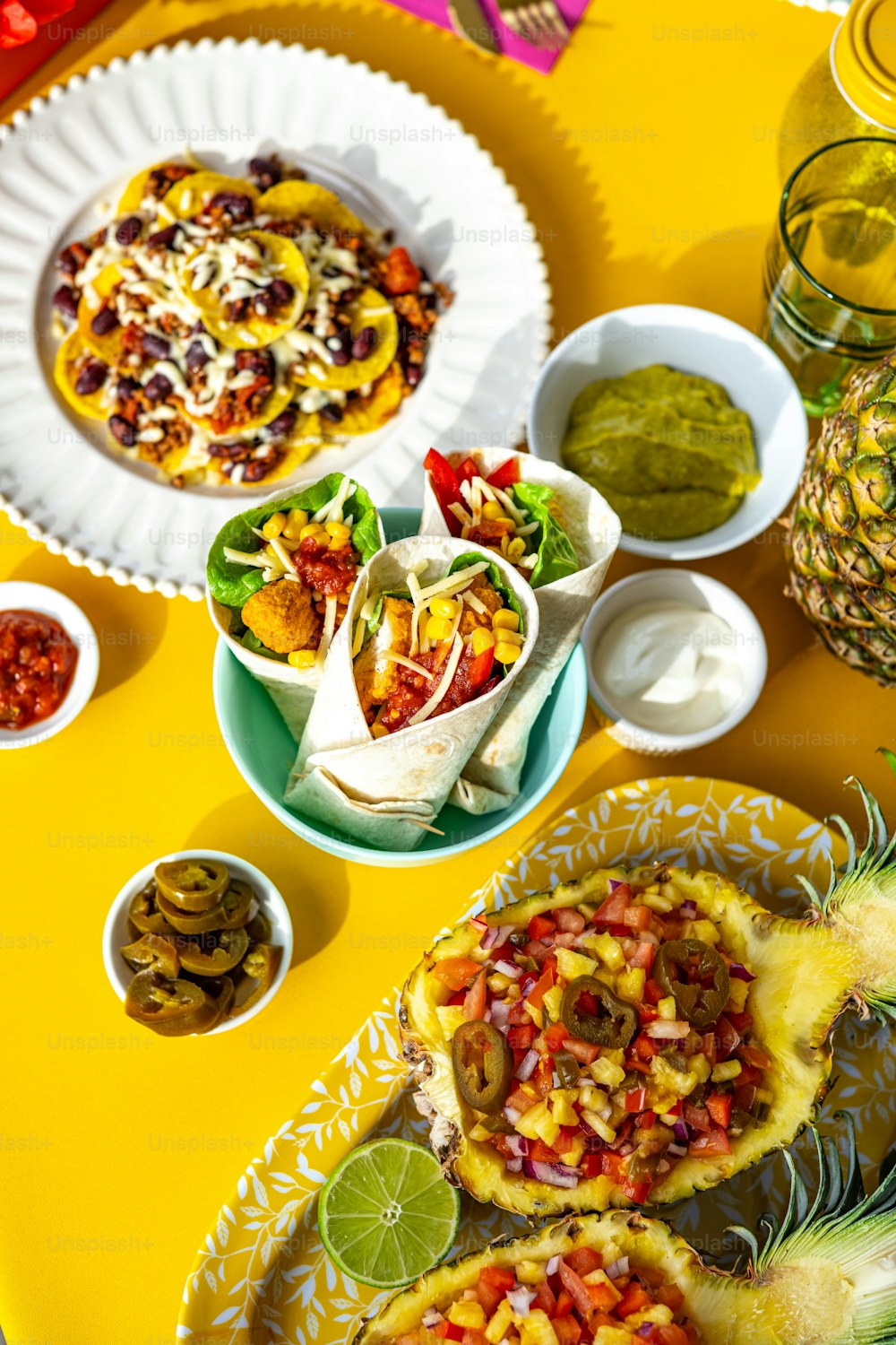 une table surmontée d’assiettes de nourriture et de bols de salsa