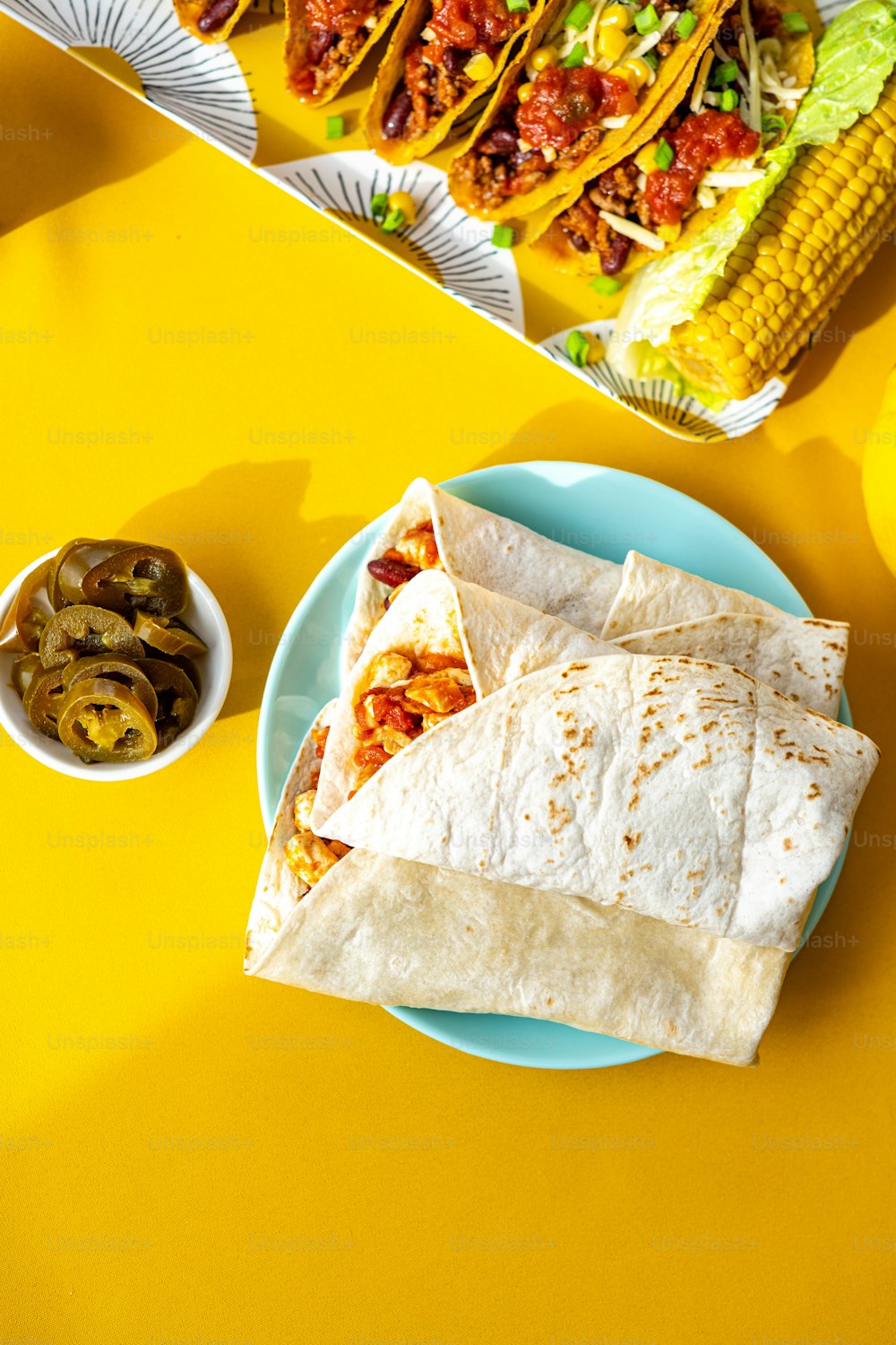 une assiette avec un burrito et un bol de salsa