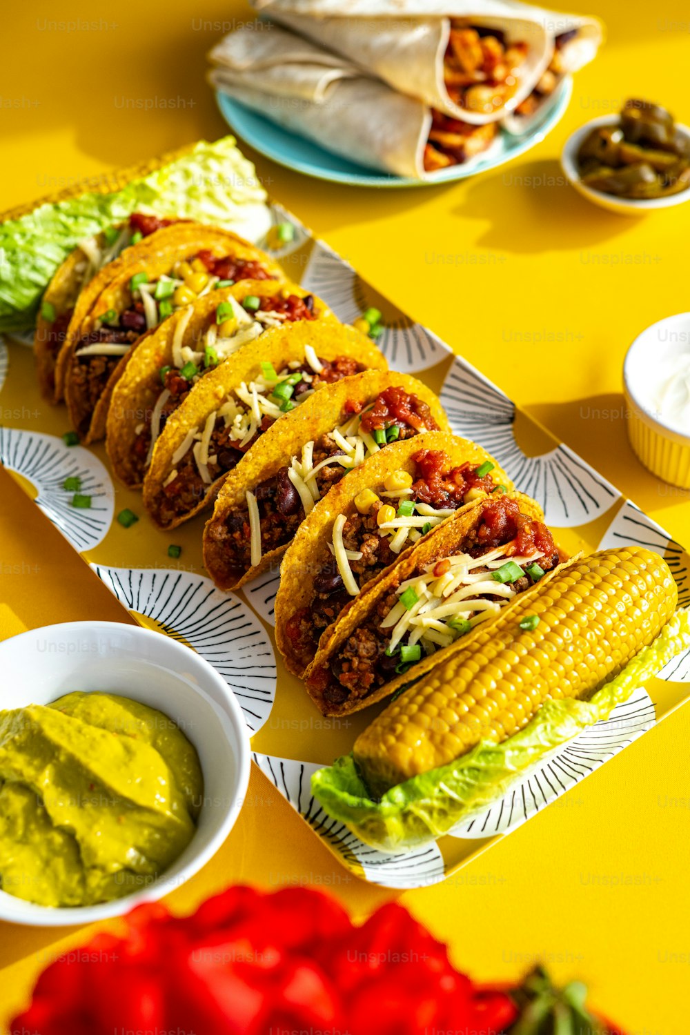 ein Tisch mit Tacos und Guacamole