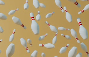 Un gruppo di birilli bianchi che volano nell'aria